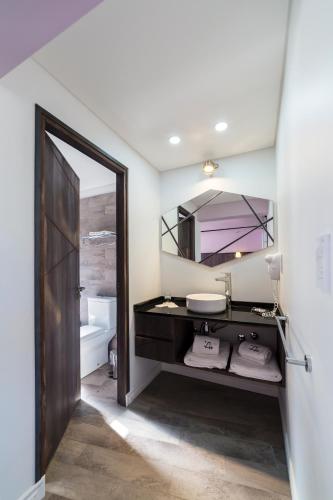 Una cama o camas en una habitación de A Hotel Decosuites
