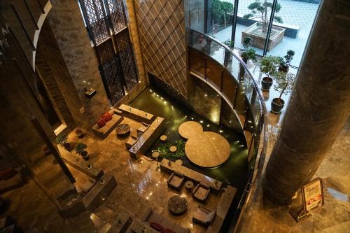 an overhead view of a hotel lobby with a table at Yantai Meiya International ApartHotel (Previous Ramada Plaza) in Yantai