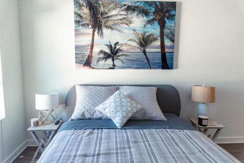 a bedroom with a bed with palm trees on it at Santa Monica 2 Bed/ 2 Bath in Los Angeles