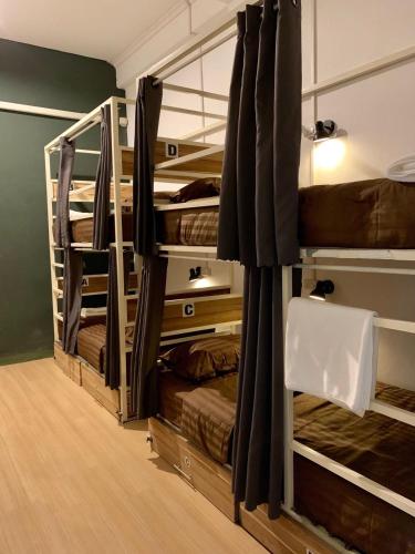 Ένα ή περισσότερα κρεβάτια σε δωμάτιο στο You Empire Hostel & Bar