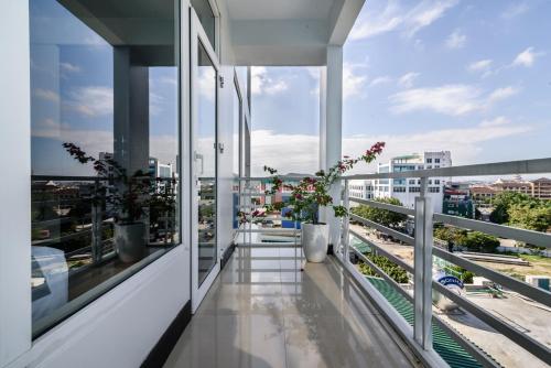 uma varanda com janelas e vasos de plantas em Baly Hotel And Spa em Hue