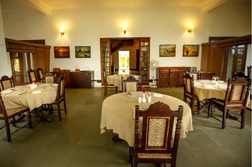 En restaurant eller et andet spisested på Amritara The Poovath Beachfront Heritage, Fort Kochi