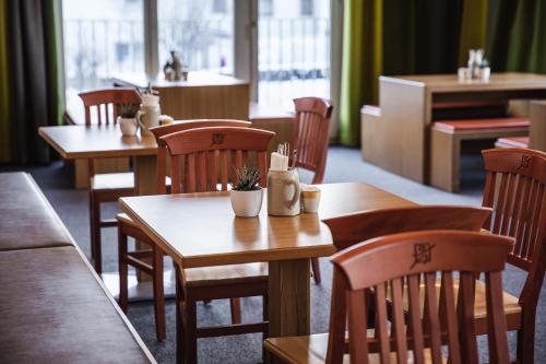 a restaurant with wooden tables and chairs in a room at JUFA Hotel Schladming in Schladming