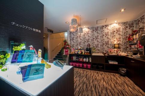 una tienda de comestibles con un mostrador en una habitación en Hotel Brooks (Adult Only ), en Kasukabe