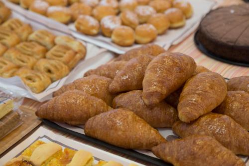 - un bouquet de beignets et autres pâtisseries sur une table dans l'établissement Hotel Roby, à Riccione