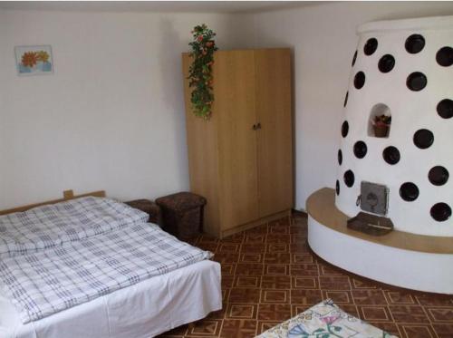 1 dormitorio con 1 cama y 1 mesa en una habitación en Fazekas Vendégház és Kemping en Őriszentpéter