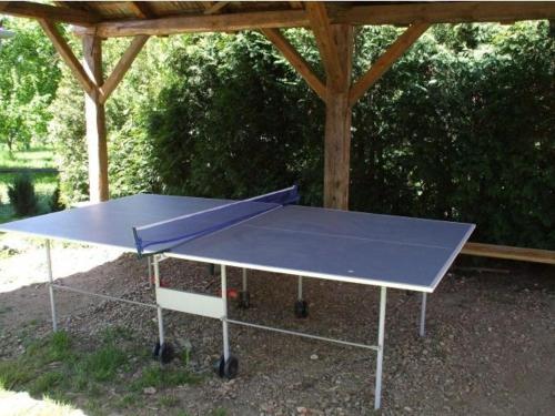 una mesa de ping pong sentada bajo un cenador en Fazekas Vendégház és Kemping, en Őriszentpéter