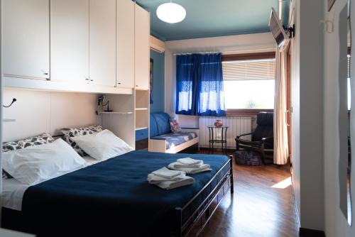 フォルミアにあるB&B Villa Noemiのベッドルーム1室(大型ベッド1台、青い毛布付)