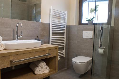 Ein Badezimmer in der Unterkunft Panorama Apart Weisses Rössl