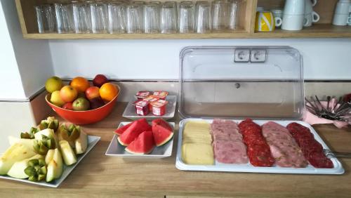 Una mesa con diferentes tipos de alimentos y frutas. en Hotel Don Pelayo, en L'Arboç