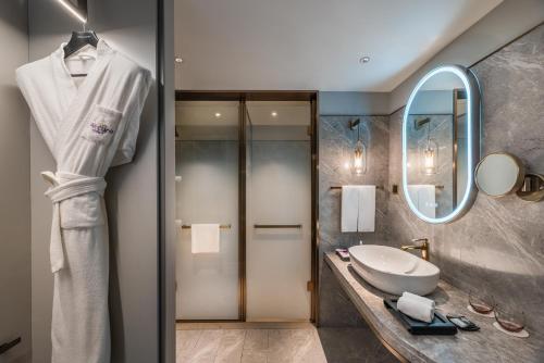 成都Chengdu Taikoo Li Chunxi Mercure Hotel的浴室里有洗手池和镜子