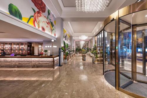 成都Chengdu Taikoo Li Chunxi Mercure Hotel的购物中心的大厅里有一家餐厅