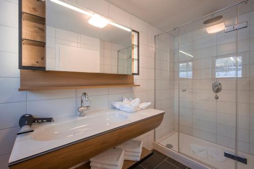 a bathroom with a sink and a shower at Kaiser Chalet in Going