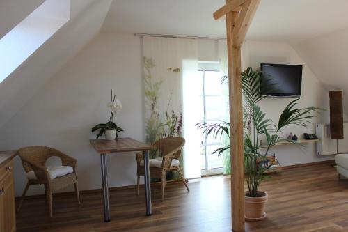 a living room with a table and chairs at Lindenhof in Thiendorf