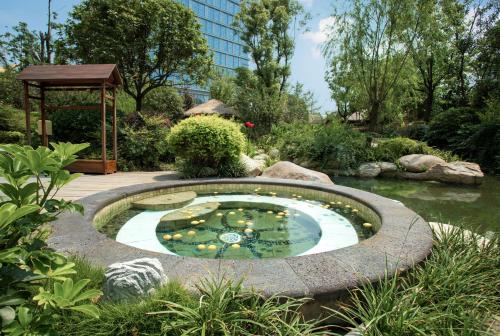 Κήπος έξω από το Holiday Inn Express Chengdu Wenjiang Hotspring by IHG