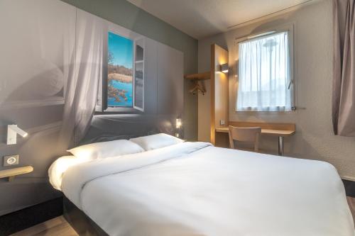 B&B HOTEL CHATEAUROUX Déolsにあるベッド