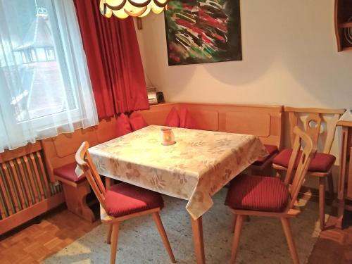 Ferienwohnung Angelika في شرونس: طاولة مع كرسيين وطاولة وكرسي