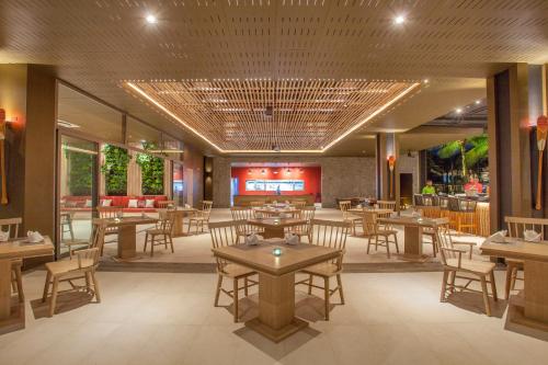 Restoran või mõni muu söögikoht majutusasutuses Ramada Resort by Wyndham Khao Lak - SHA Plus Extra