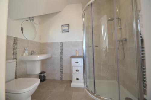 Een badkamer bij Riverbank Apartments