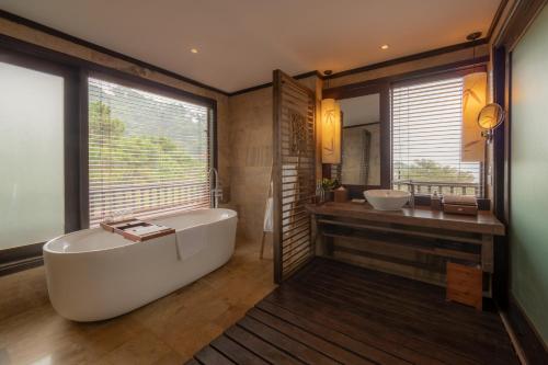 Phòng tắm tại Melia Bavi Mountain Retreat