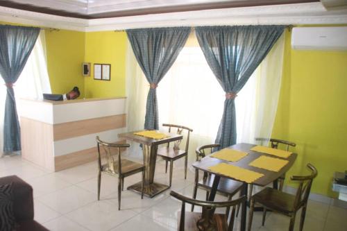 Χώρος καθιστικού στο Mathlyn Guesthouse Gaborone