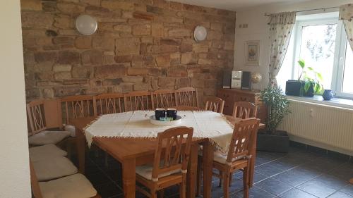 a dining room with a table and chairs at Zimmervermietung BredyGbR in Querfurt