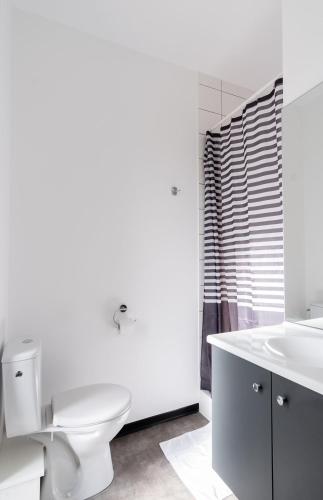 une salle de bain blanche avec des toilettes et un lavabo dans l'établissement Student Factory Bordeaux Armagnac, à Bordeaux