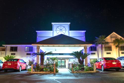 a building with cars parked in front of it at night at Admiral's Inn on Tybee Island in Tybee Island