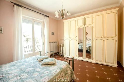 Tempat tidur dalam kamar di Bussana Forever, Sanremo Est