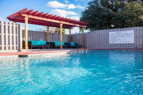a swimming pool with a blue and white tub at Admiral's Inn on Tybee Island in Tybee Island