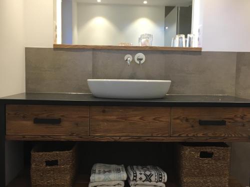 a bathroom counter with a sink and a mirror at Bergblick Riedlern - Ferienwohnung in Kreuth