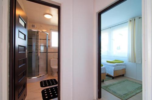 a bathroom with a shower and a mirror in a room at Ośrodek Wczasowy Bryza Morska Jaroslawiec in Jarosławiec