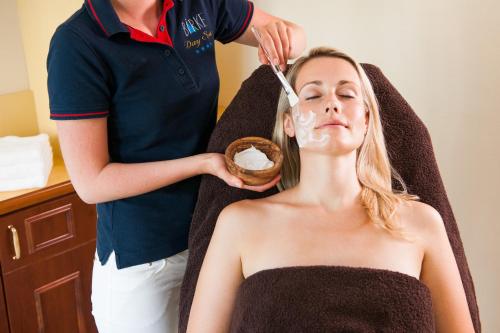 a woman getting her hair washed by a hairdresser at Hotel Birke, Ringhotel Kiel in Kiel