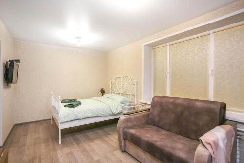 モスクワにあるStar apartment on metro Airportのベッドルーム1室(ベッド1台、ソファ、椅子付)