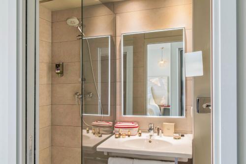 a bathroom with a sink and a shower at Mercure Paris Pont de Levallois Neuilly in Levallois-Perret