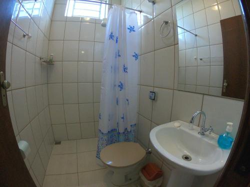 a bathroom with a toilet and a sink at Suíte na Canastra in São Roque de Minas