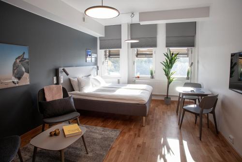 The Studio Hotel في ستوكهولم: غرفة نوم بسرير وطاولة وكراسي