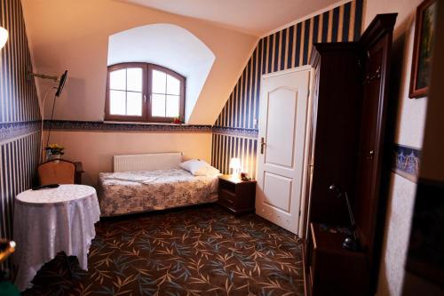 a small bedroom with a bed and a window at Zielony Zakątek in Ostrołęka