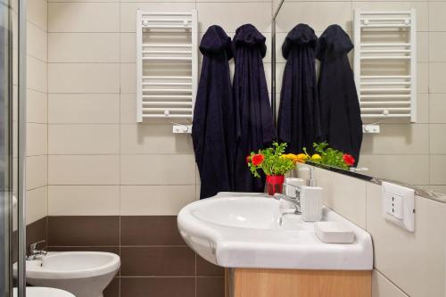 La salle de bains est pourvue d'un lavabo et d'un miroir. dans l'établissement Sanremo Seaside Studio, à Sanremo