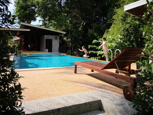 Bazén v ubytování Baan Suan Rim Klong Resort nebo v jeho okolí