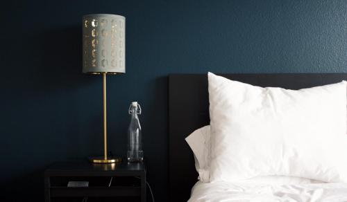Una cama o camas en una habitación de Elephant Hotel