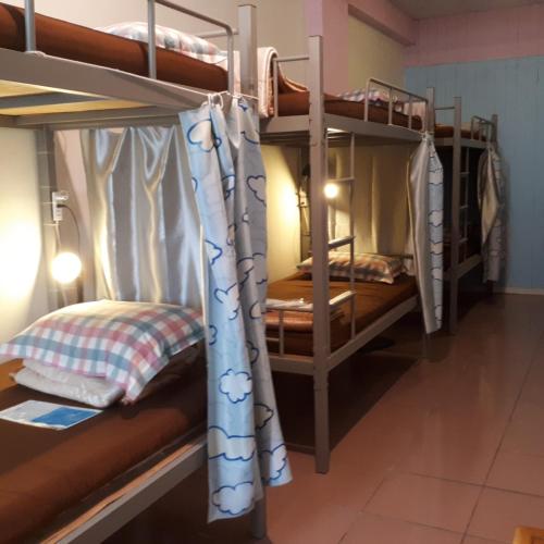 a bunk bed room with two bunk beds at 太魯閣蘇西小空間 SusiSpace in Xincheng