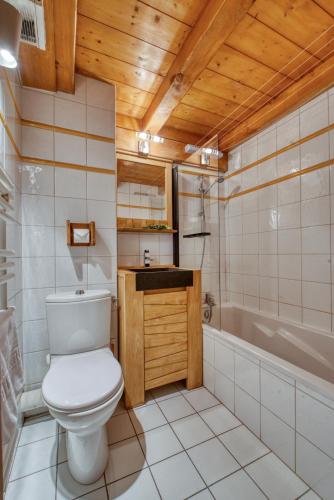 une salle de bain avec toilettes, lavabo et baignoire dans l'établissement Clos 3 - Chamonix, à Chamonix-Mont-Blanc