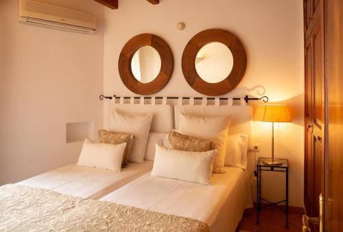 Ένα ή περισσότερα κρεβάτια σε δωμάτιο στο Hotel Apartament Sa Tanqueta De Fornalutx - Adults Only