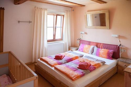 メスキルヒにあるGerberlaubeのベッドルーム1室(毛布、窓付)