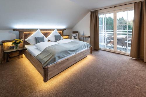 מיטה או מיטות בחדר ב-Hotel Reich am Ebnisee