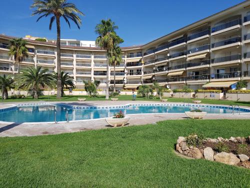 ミアミ・プラトーヤにあるHoming Miami Playa Cristal 10のヤシの木とスイミングプールのある大きなアパートメントです。
