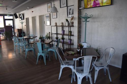 a dining room with tables and chairs in a restaurant at Hotel "Srbija Tis" in Zaječar