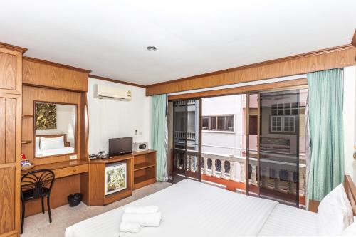 Ένα ή περισσότερα κρεβάτια σε δωμάτιο στο Andaman Sea Patong