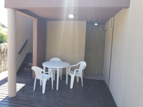 a white table and chairs on a balcony at Princesas Del Mar a 4 cuadras del mar in Mar Azul